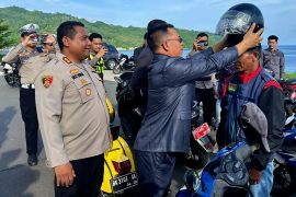 Pemkab Kepulauan Anambas dan Polres bagikan helm gratis