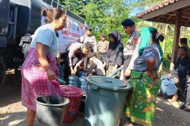 Polres Lombok Tengah salurkan bantuan air bersih