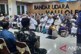 Gubernur Sultra sambut haru kedatangan jemaah Haji Sultra Kloter 32