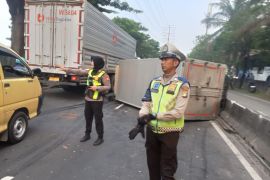 Truk boks terguling di Jalan Daan Mogot Jakbar