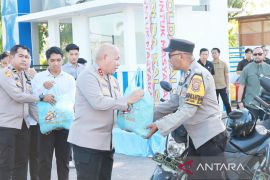 Polda Kalsel bagikan 2.244 paket sembako dari rumah ke rumah