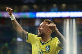 Neymar disambut meriah saat masuk sebagai pemain pengganti