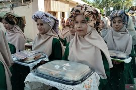 Pariaman pertahankan tradisi 'maantaan sambareh' melalui festival