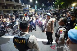 Polisi bubarkan aksi massa di depan Gedung Grahadi Surabaya