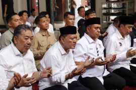 Singgah di rest area,  Jokowi sempatkan shalat Jumat dan makan siang di tenant UMKM