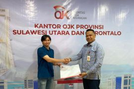 OJK Sulutgo serahkan izin usaha gadai dukung akses keuangan legal