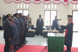 Ketua PN Wamena lantik lima anggota DPRK Mamberamo Tengah jalur adat