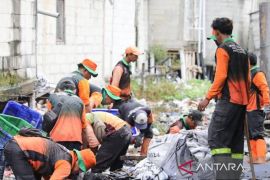 Petugas angkut 55,7 ton sampah di saluran penghubung Kali Gedong