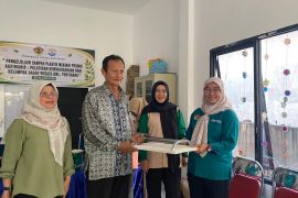 Tim PKM Universitas Panca Bhakti latih Pokdarwis Benua Melayu Laut kelola sampah plastik jadi ecobrick