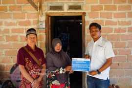 Berkat bantuan PT Timah, Hellis kembali melanjutkan kuliah