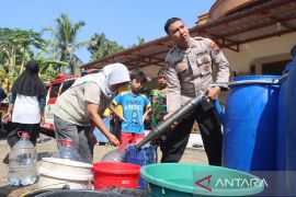 Polresta Magelang menyalurkan bantuan air bersih dan menanam 1.000 pohon