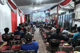Ratusan suporter antusias ikuti nonton bola bareng legislator