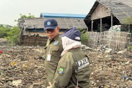 Cegah pencemaran, DLH Kota Tangerang uji sampel air sekitar TPS ilegal