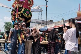 Bangunan Tabuik Pariaman jadi latar foto wisatawan