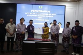 Bapenda Riau serahkan data tunggakan pajak kendaraan di Kuansing senilai Rp20 miliar lebih