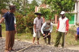 HKA perbaiki jalan rusak sepanjang 1 kilometer di Lampung Tengah