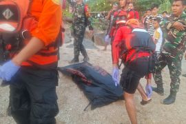 Tim SAR temukan korban terseret ombak di Pantai Cihara Lebak