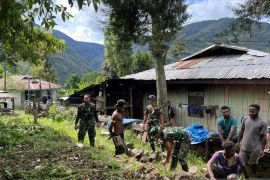 Prajurit Satgas Yonif 511 bantu bangun pagar rumah warga Kanggime
