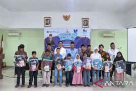 Kemenag Belitung salurkan perlengkapan sekolah anak yatim