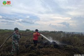 Titik karhutla di Inderagiri Hulu bertambah jadi dia, Manggala Agni masih berusaha memadamkan