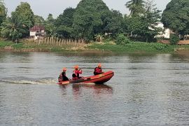 Tim SAR gabungan sisir Sungai Ogan cari seorang pemuda Ogan Ilir yang hanyut