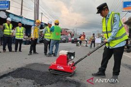 Pemkab Aceh Barat tambal 400 lubang di jalan raya sejak April 2026