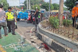 Truk diduga rem blong tabrak belasan motor di Simpang Unisma Bekasi