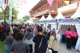 Staf Logistik Polri-Polres Jakbar gelar pasar murah di Cengkareng