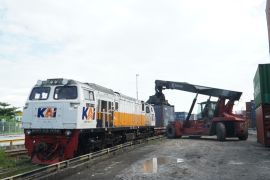 KAI Semarang mencatat kenaikan sebesar 24 persen volume angkutan KA peti kemas