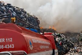 Puluhan personel BPBD diturunkan tangani kebakaran TPA Jatiwaringin