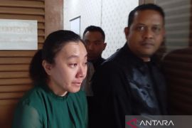 Henny Lee berurai air mata baca pembelaan diri mohon dibebaskan dari tuntutan hukum
