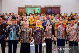 Khofifah-Menteri PPPA hadirkan Pelita ASN untuk ketahanan keluarga