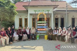 Mahasiswa Unsri edukasi warga Desa Arisan Deras terkait pengelolaan sampah