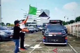 Menembus benua dengan Toyota Voxy, kakek nenek Indonesia buktikan mimpi tak mengenal usia