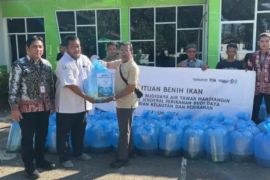 Enam kelompok pembudidaya ikan di Tabalong terima bantuan benih lele