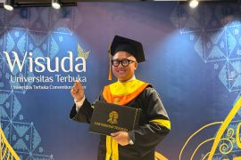 Wisuda UT, Imam buktikan kuliah sambil kerja bisa mendunia