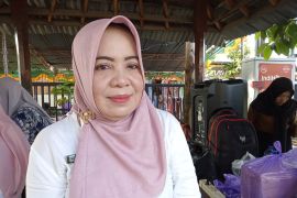 Disdag Kota Mataram melakukan uji kualitas Minyakita ke Gudang Bulog