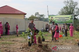 Polisi Bangka Barat tandai kenaikan pangkat dengan tanam pohon