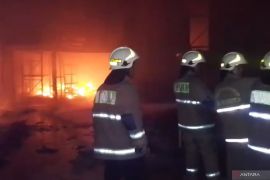 Puluhan personel Gulkarmat Jaktim padamkan kebakaran gudang di Cakung