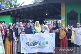 Dosen Farmasi ULM bina warga Banjarbaru bikin sabun organik