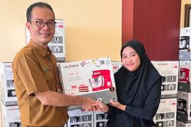 Pemkot Mataram menyerahkan bantuan alat pembuat kue guna kemandirian UKM
