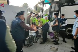 360 Jamaah kloter pertama embarkasi Medan kembali ke tanah air