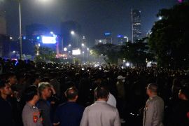 Massa aksi di Jalan Sudirman bertahan hingga malam