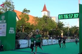 Ratusan pelari tembus sub-45, trek "Suroboyo 10K" raih pujian