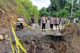 Hujan deras sebabkan Jalan Provinsi di Agam amblas