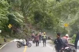 Polisi tutup sementara jalan di Kawasan Lembah Anai dampak longsor