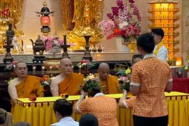 Prosesi Pradaksina Lilin warnai perayaan Waisak di Batam