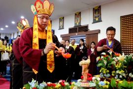 Ritual memandikan patung Buddha sebagai simbol pembersihan diri
