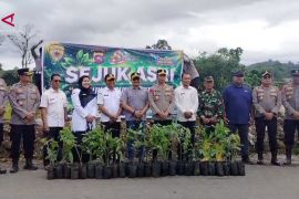 Peringatan HUT Bhayangkara, Polres Agam tanam ratusan bibit pohon