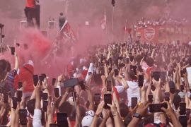 Suar merah warnai parade juara Arsenal di London